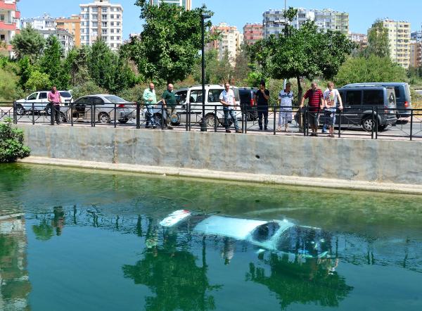 Otomobiliyle kanala uçan sürücü, yüzerek kurtuldu