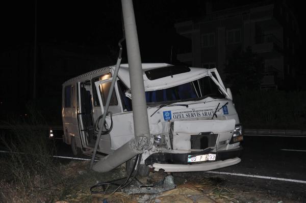 Didim'de öğrenci servisi, elektrik direğine çarptı