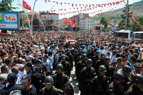 Şehit teğmen Turan'ı 10 bin kişi son yolculuğuna uğurladı