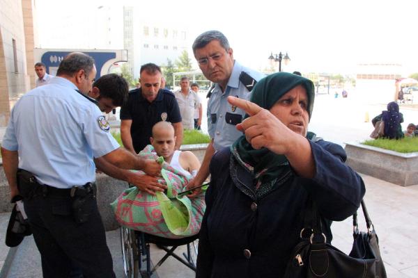 Ambulans tahsis edilmeyen engelli gencin annesi isyan etti