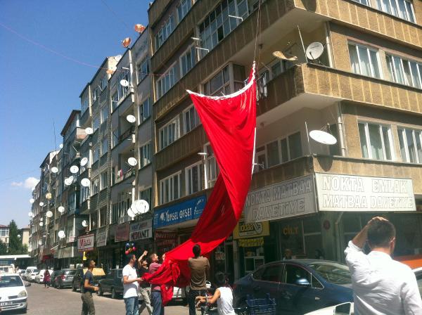 Kayseri’te esnaftan teröre dev bayraklı tepki