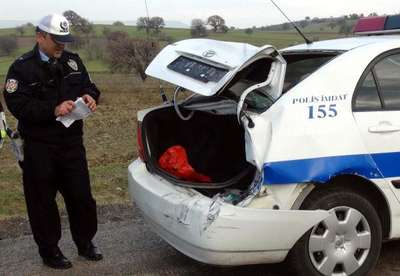 Freni tutmayan ambulans önündeki polis otosuna çarptı