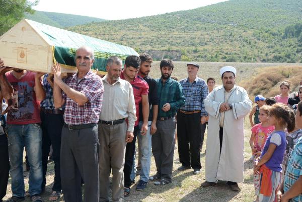Yıllar sonra kimsesizler mezarlığında bulduğu eşinin cenazesini memleketine getirdi