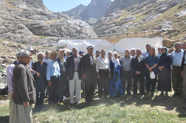 Yüksekova'da HDP ve DBP'liler 'canlı kalkan' eylemi yapıyor