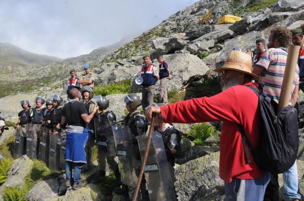 Çamlıhemşin’de Yeşil Yol inşaatı asker gözetiminde yeniden başladı
