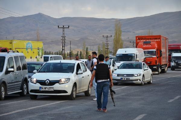 Karayolunu kesen PKK'lıları etkisiz hale getirmek için hava destekli operasyon başlatıldı