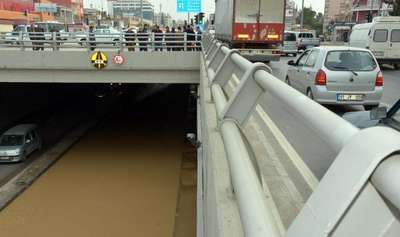 Alt geçidi su bastı, yol trafiğe kapandı