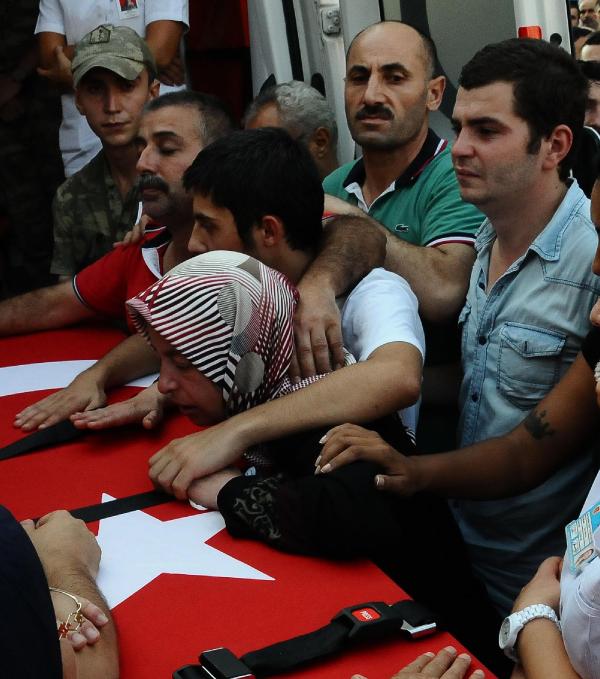 Bursa'da şehit cenazesinde Bakan Müezzinoğlu'na protesto (2)