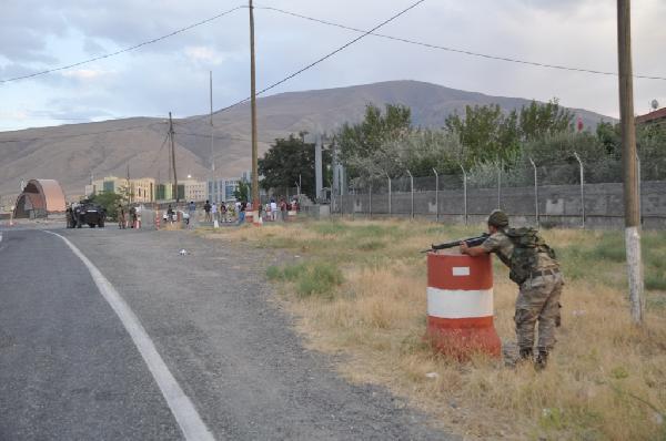 Karayolunu kesen PKK'lıları etkisiz hale getirmek için hava destekli operasyon başlatıldı (2)