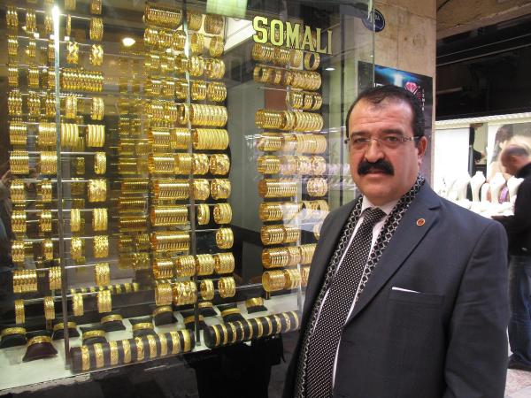Kuyumcularda satıcıdan başka kimse yok