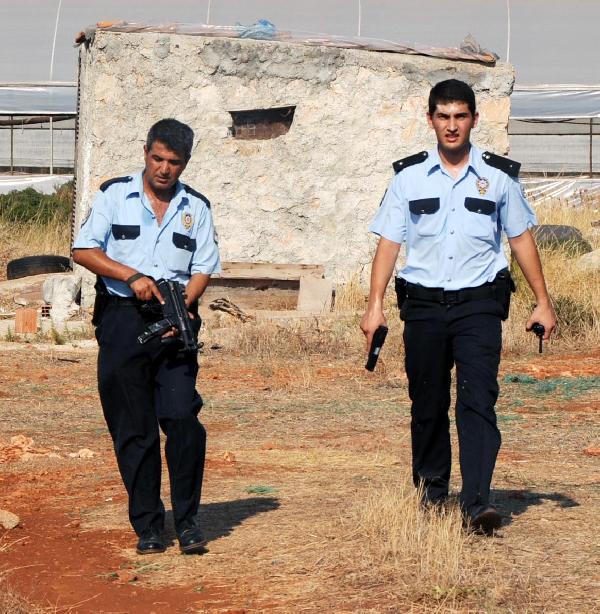 Cezaevi firarisi polisi görünce balkondan atlayıp kaçtı