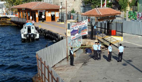 Karaköy'de denizde ceset bulundu