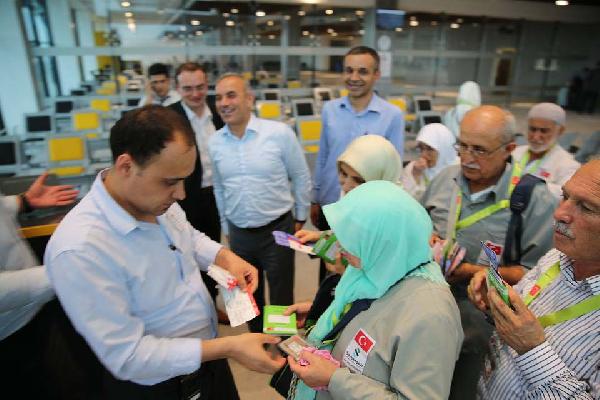 Deniz üzerindeki havalimanında ilk uluslararası uçuş kutsal topraklara yapıldı