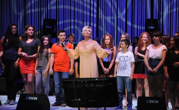 Emel Sayın'dan duygu yüklü konser