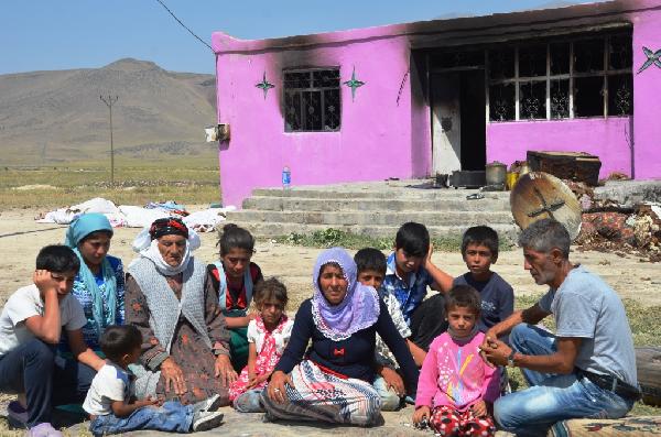 Evleri yanan 13 kişilik aile, sokakta kaldı