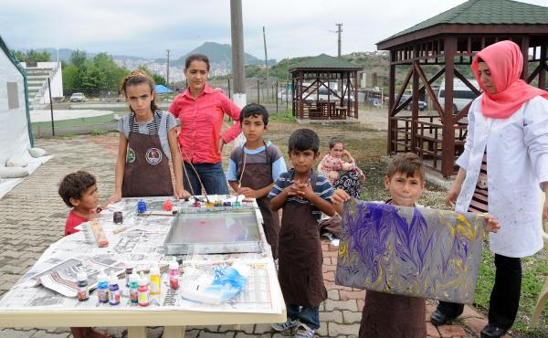 Mevsimlik fındık işçilerinin çocuklarına ebru kursu