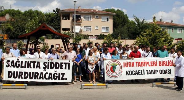 Cezaevinden hastaneye getirilen mahkum doktoru yumrukladı