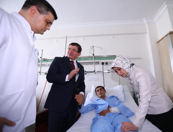 Davutoğlu, terör saldırılarında yaralanan gazileri ziyaret etti