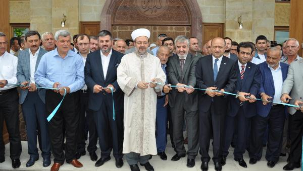 Diyanet İşleri Başkanı, Ak Partili Belediye Başkanının yaptırdığı camiyi açtı