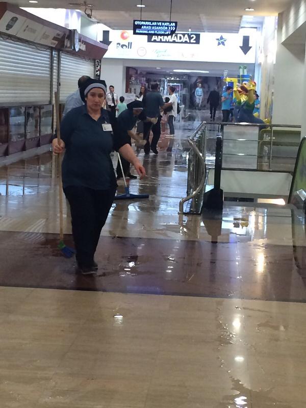 Ankara'da araçlar sel suyunun bastığı alt geçitlerde mahsur kaldı