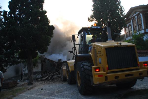 Amasya’da tarihi ahşap 2 ev kül oldu