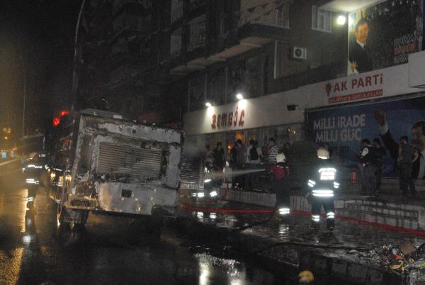 Ak Parti binası önünde bekletilen TOMA'ya bomba atıldı: 1 polis yaralı