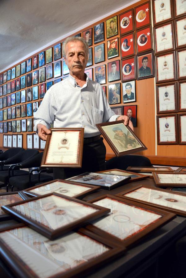 Şehit fotoğrafları, dernek duvarına 'sığsın' diye küçültülüyor
