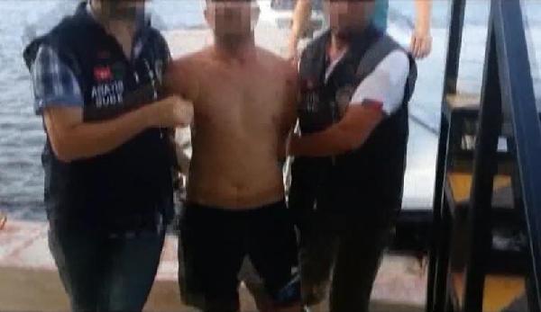 Polisten yüzerek kaçan zanlıyı denizin ortasında Deniz Polisi yakaladı