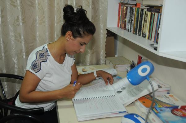 Dışarıdan orta eğitimini tamamladı, hukuk fakültesini kazandı