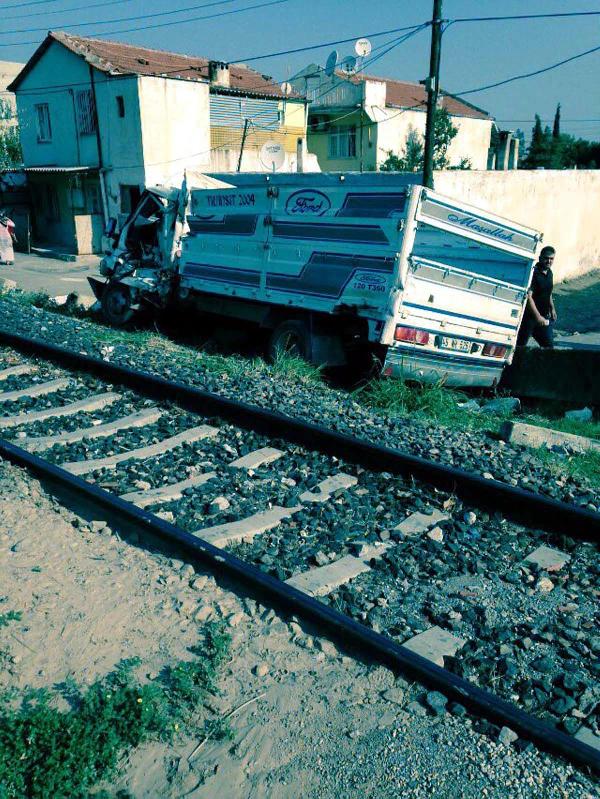 Tren, kamyonete çarptı: 3 yaralı