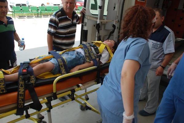 Çorum'da otomobil bariyerlere çarptı: 5 yaralı