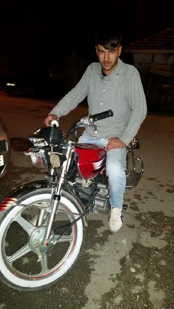 Motosikleti ile kamyonete çarpınca öldü