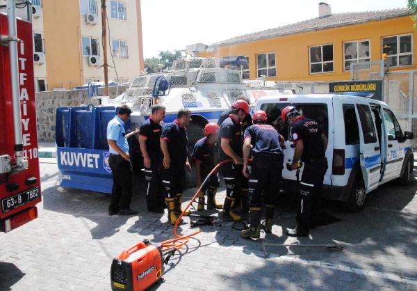 Şanlıurfa’da kelepçeli 2 şüpheli polis aracında mahsur kaldı