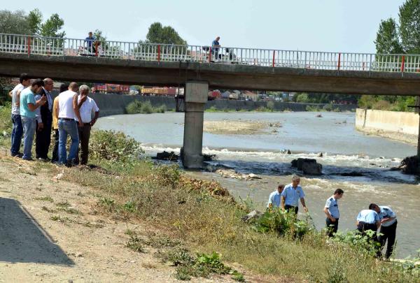 Çocuklarını kurtarmak isterken kendisi boğulma tehlikesi geçirdi