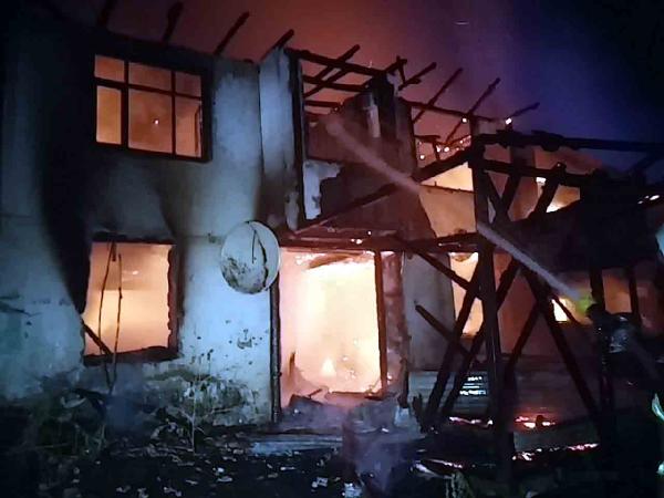 Kastamonu'da 2 katlı ahşap ev yandı