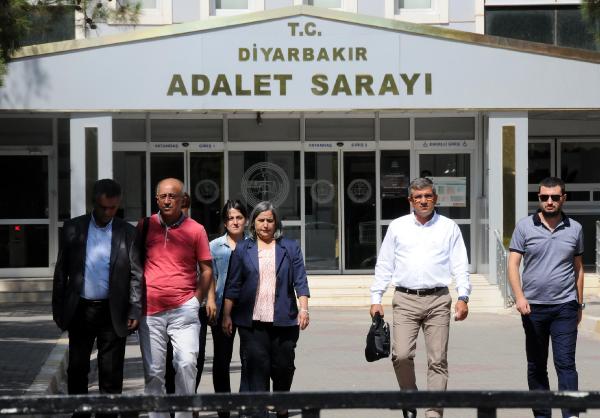 Diyarbakır'da 'öz yönetim' açıklaması yapan belediye başkanları adliyede
