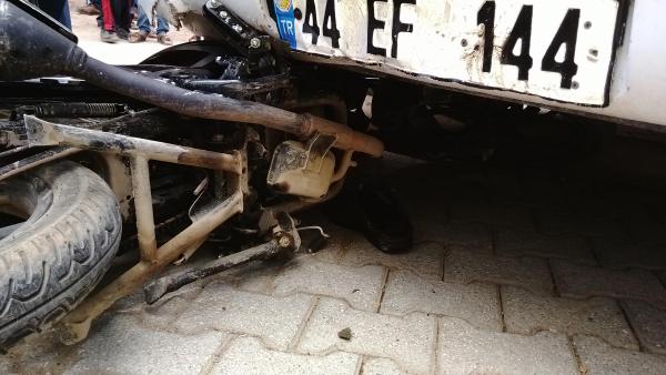 Kamyona çarpan kasksız motosikletli yaralandı