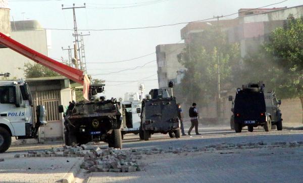 Nusaybin'de hendek kapatan polislere ateş açıldı