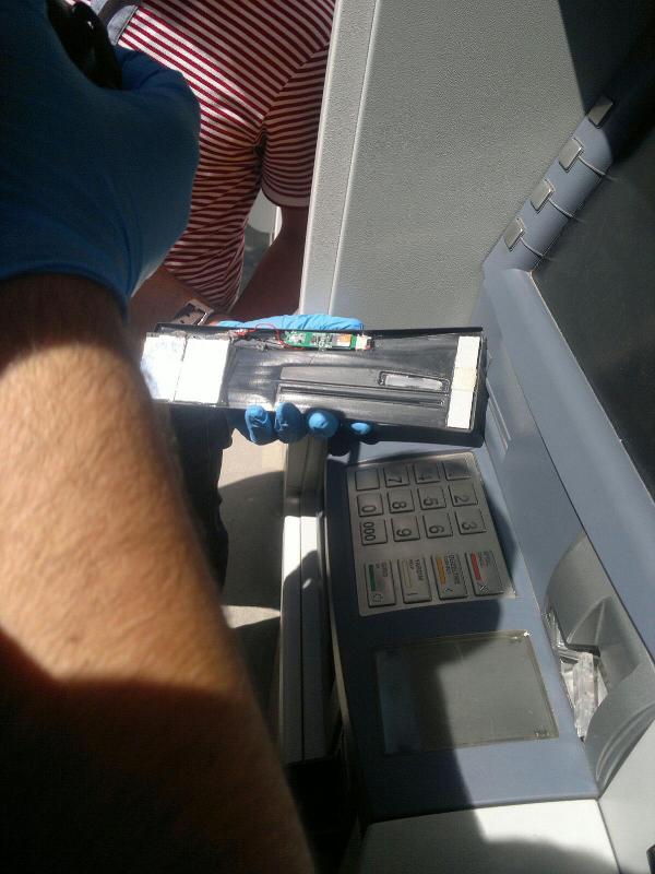 ATM’deki kart kopyalama düzeneğini polisler fark etti
