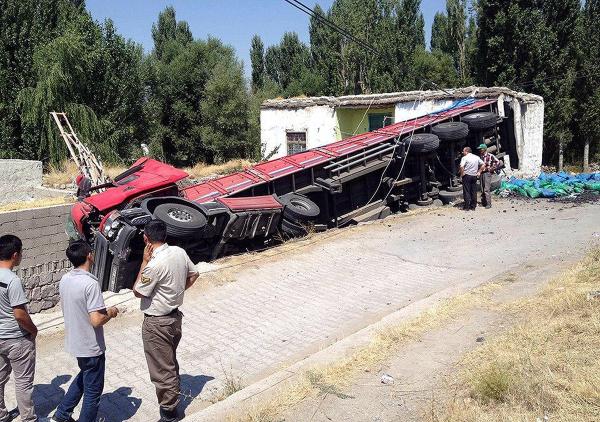 Kayseri'de kömür yüklü tır devrildi: 1 yaralı