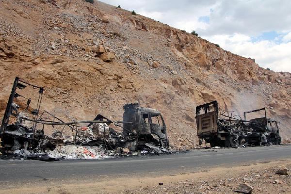 Bingöl'de yol kesen PKK'lılar, 4 aracı ateşe verdi