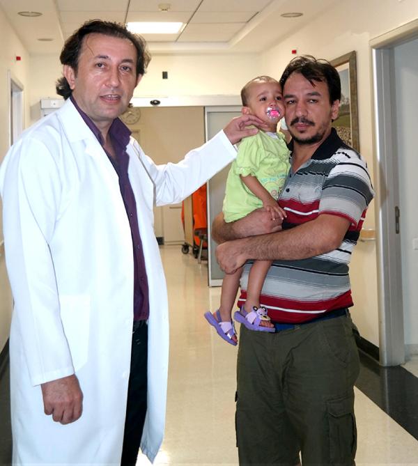 Kalbi delik bebek, dana zarıyla hayata tutundu
