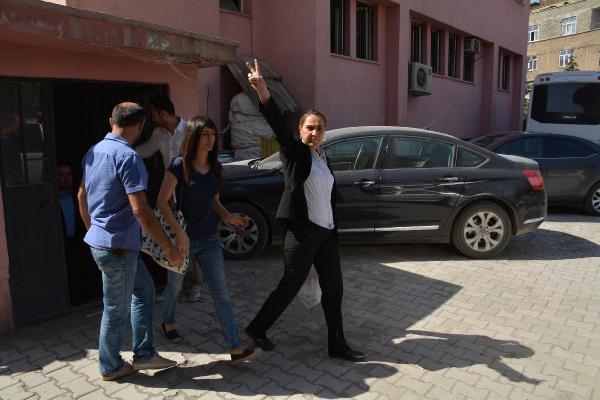 Hakkari Belediye Eş Başkanları adliyeye sevk edildi (3)