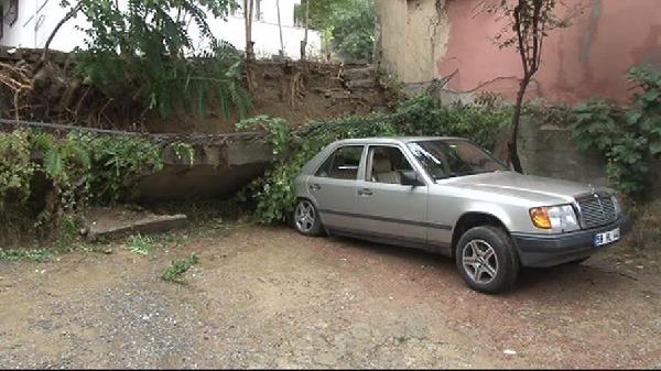 Yağmurla birlikte otoparkın duvarı çöktü