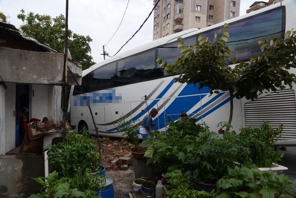 Otobüs gecekonduya girdi, yaşlı çift ölümden döndü