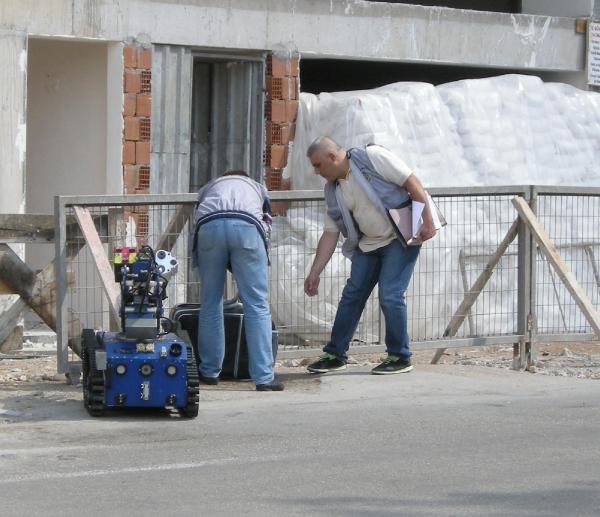 Şüpheli valizi polis robotla patlattı