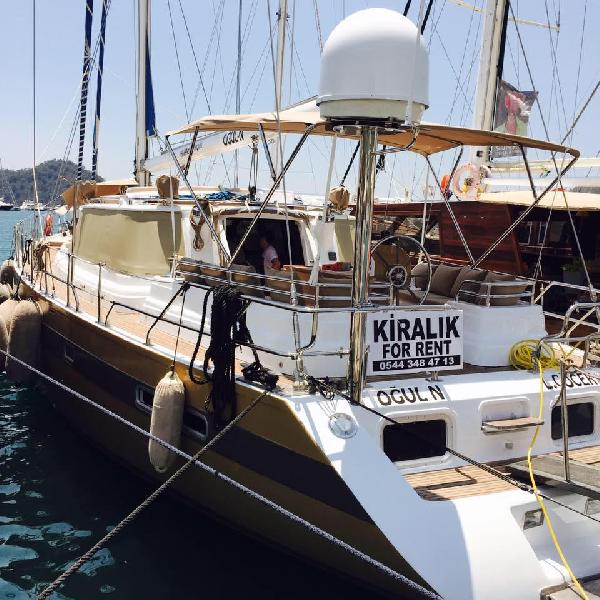 Göcek'te yat battı, 7 kişi son anda zodyak botla kurtuldu