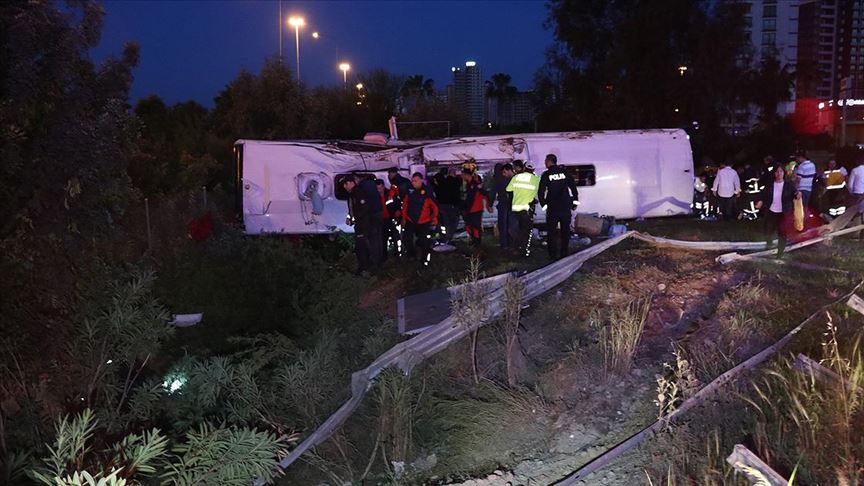 Yolcu otobüsü şarampole devrildi: 2 ölü, 29 yaralı