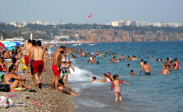 Antalya'da nemden bunalan sahile koştu