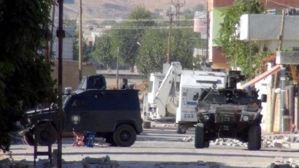 Nusaybin'de hendek kapatan polislere ateş açıldı